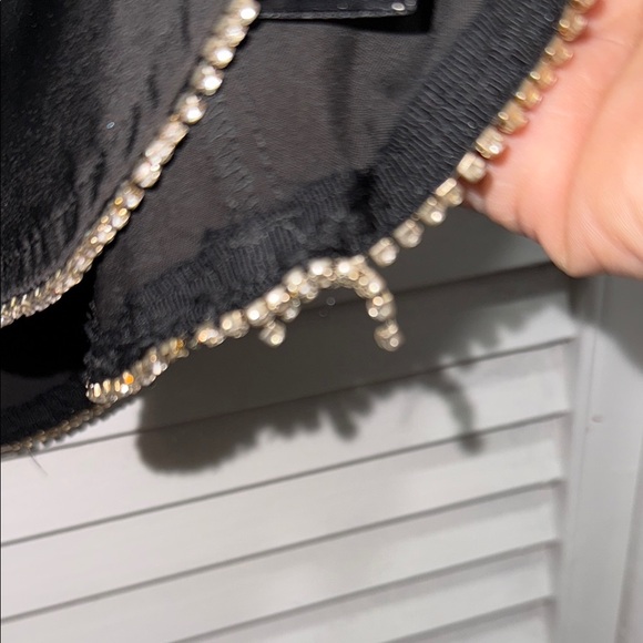 Storia Elegant Black Blouse with Scalloped Hem - Picture 4 of 7